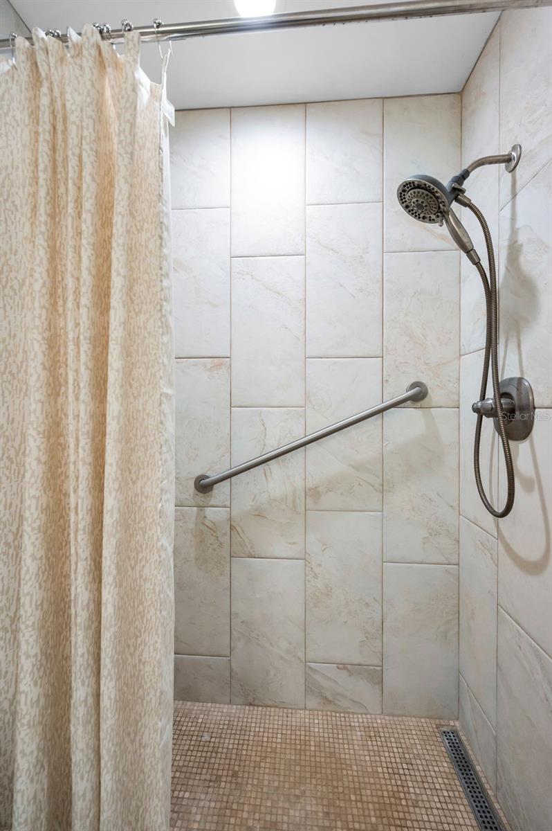 Image 28 of 77 For 5925 Shore Boulevard S 409