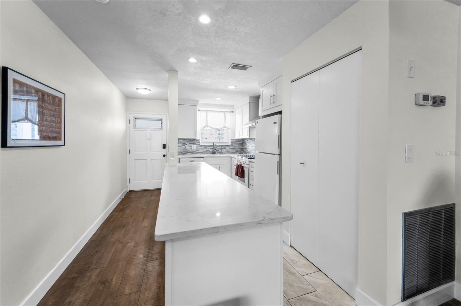 Image 8 of 77 For 5925 Shore Boulevard S 409