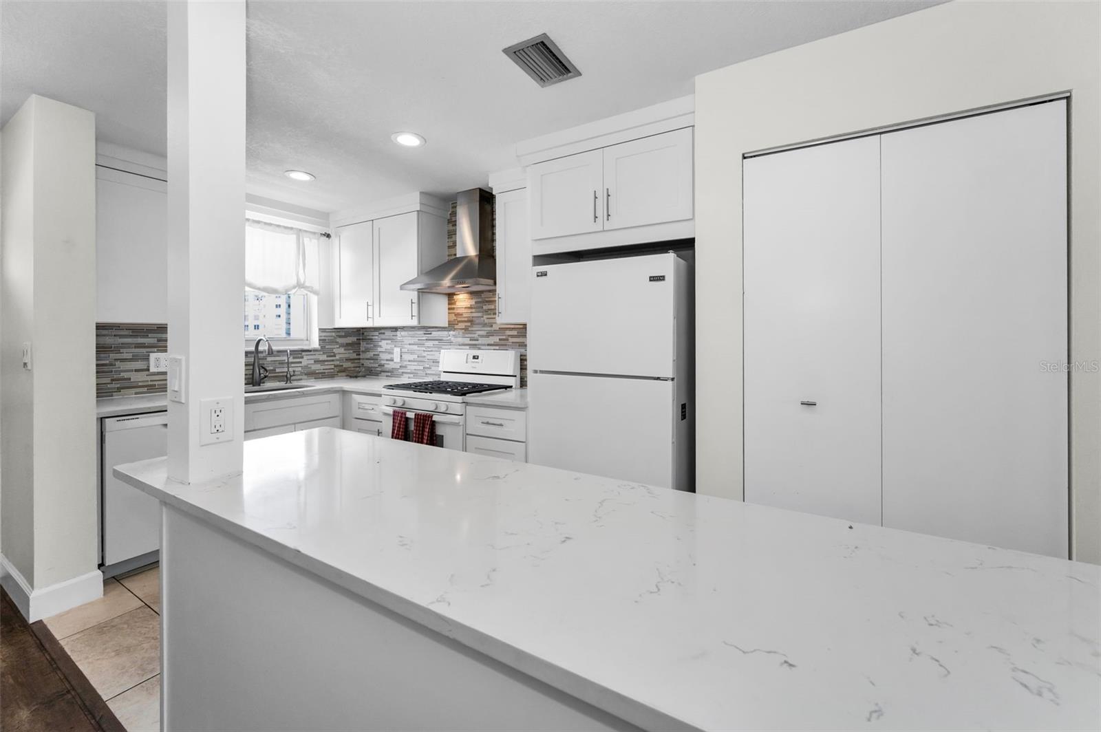 Image 9 of 77 For 5925 Shore Boulevard S 409