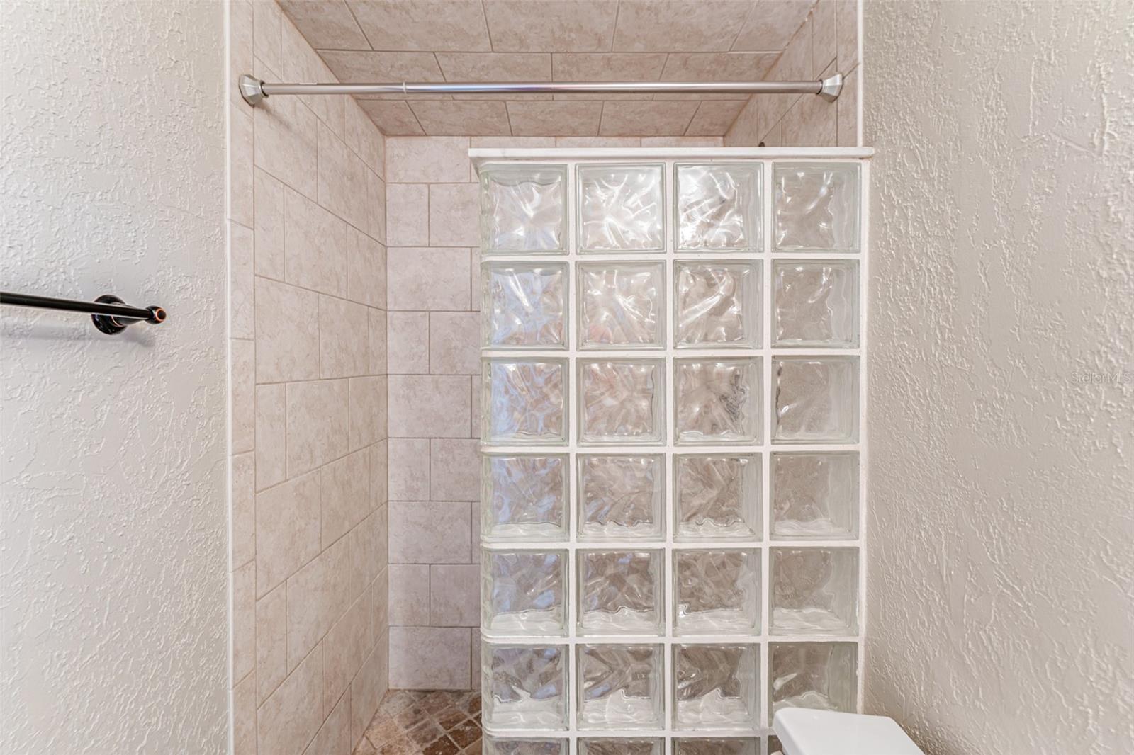 Image 22 of 47 For 16017 Woodpine Drive