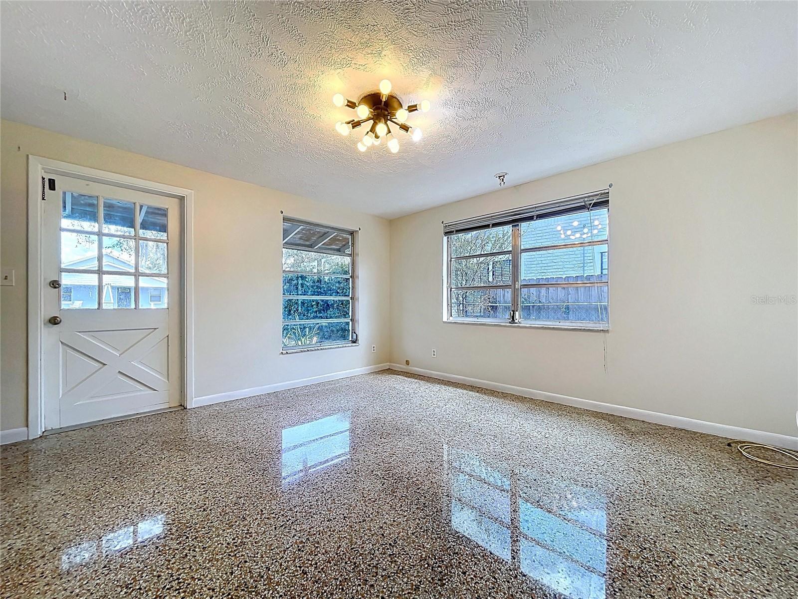 Listing photo id 2 for 1415 Idlewild Avenue