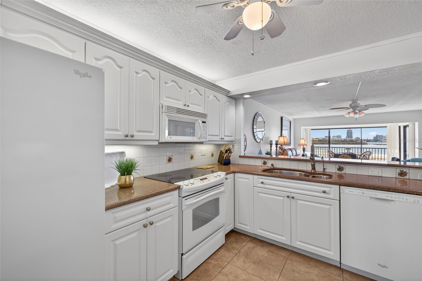 Image 16 of 49 For 865 Gulfview Boulevard 207