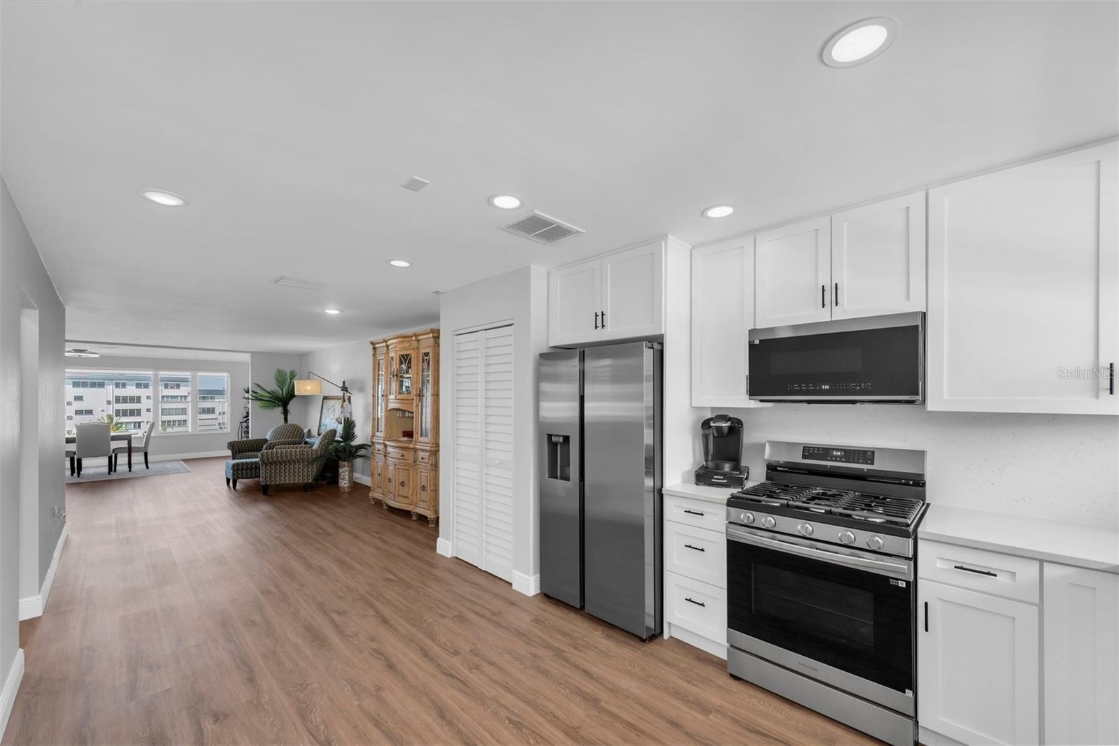 Image 10 of 36 For 6025 Shore Boulevard S 405