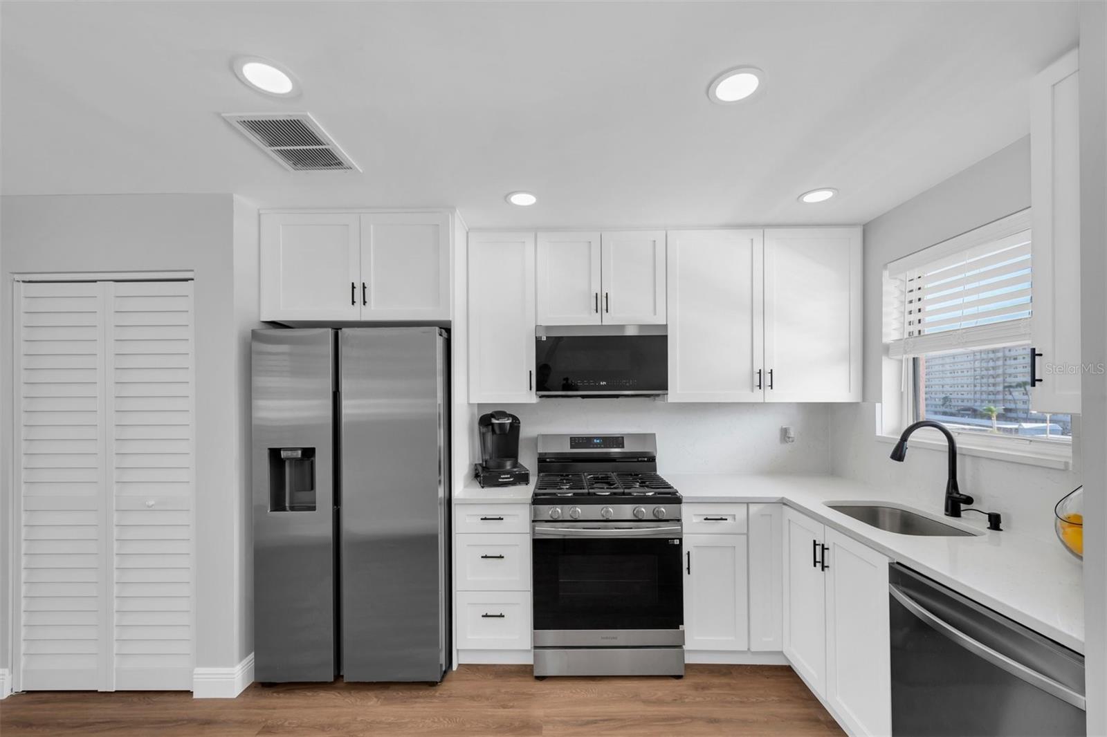 Image 14 of 36 For 6025 Shore Boulevard S 405