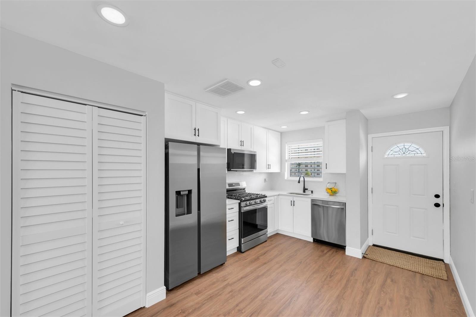 Image 15 of 36 For 6025 Shore Boulevard S 405