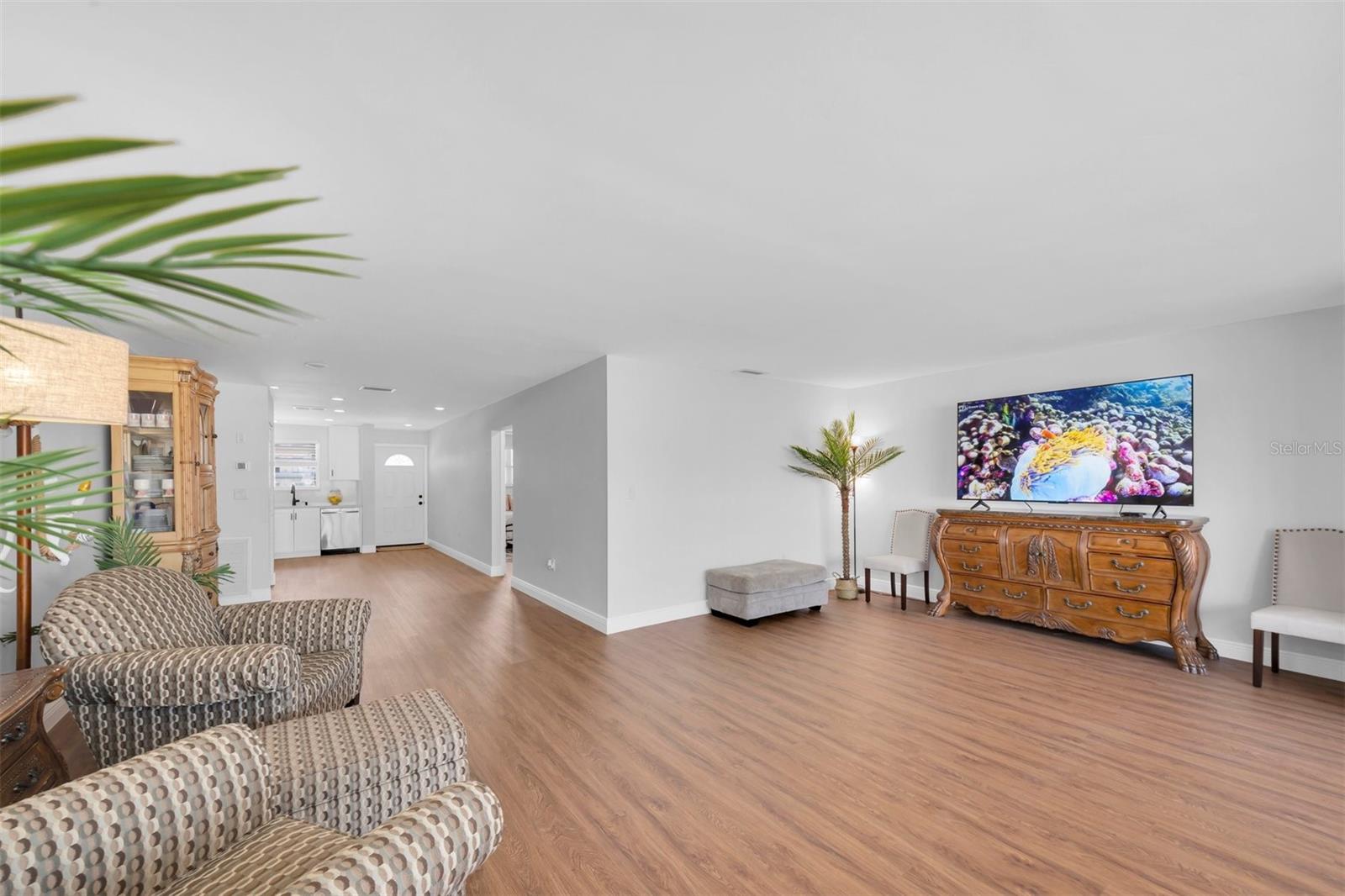 Image 9 of 36 For 6025 Shore Boulevard S 405