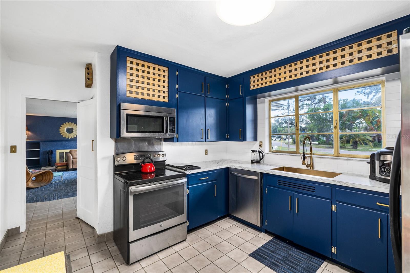 Image 22 of 47 For 2027 Pinecrest Way