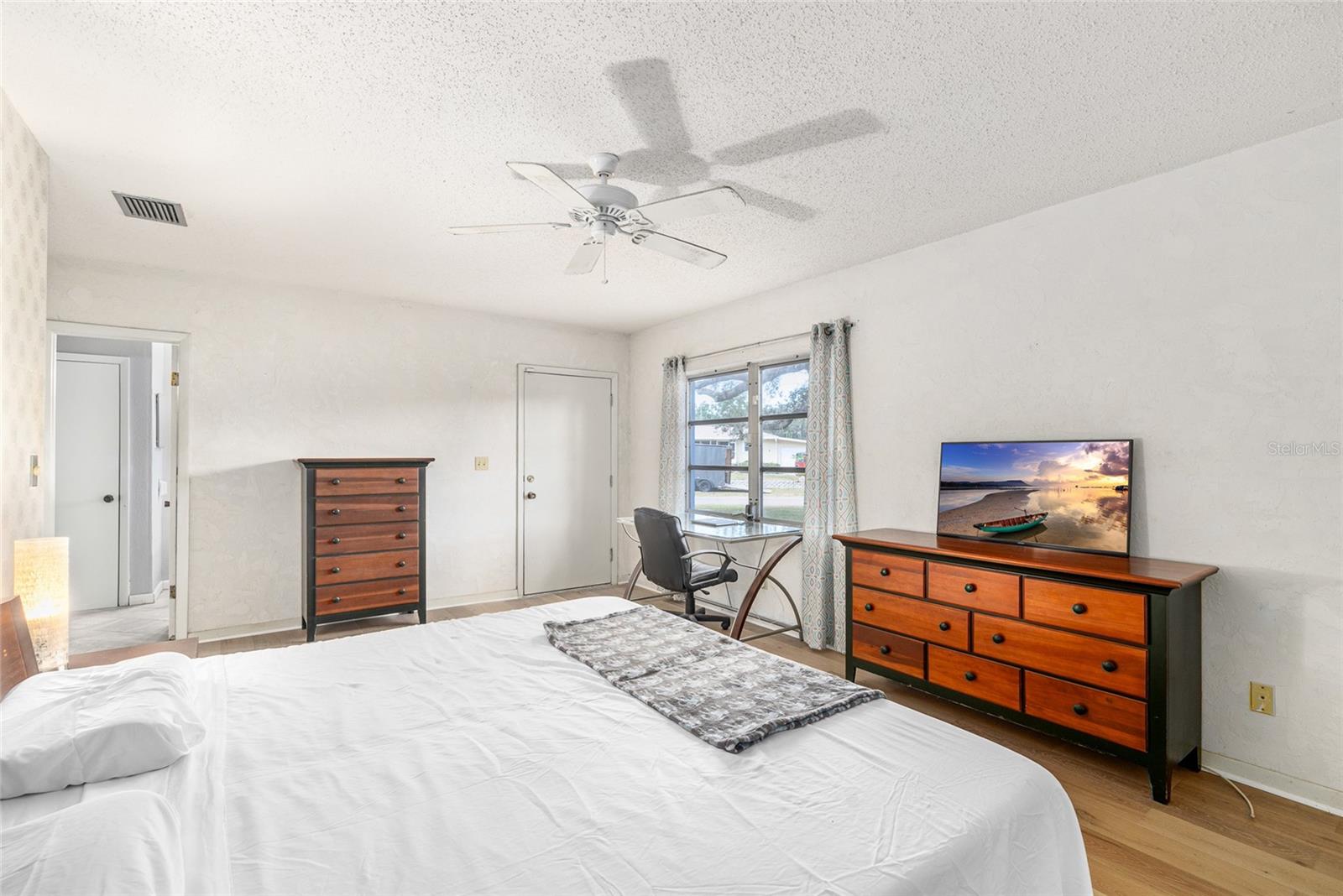 Image 34 of 47 For 2027 Pinecrest Way