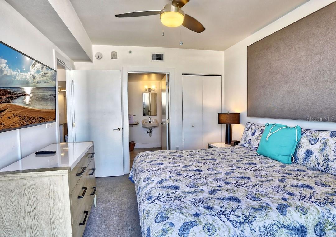 Image 13 of 40 For 10116 Gulf Boulevard 203w