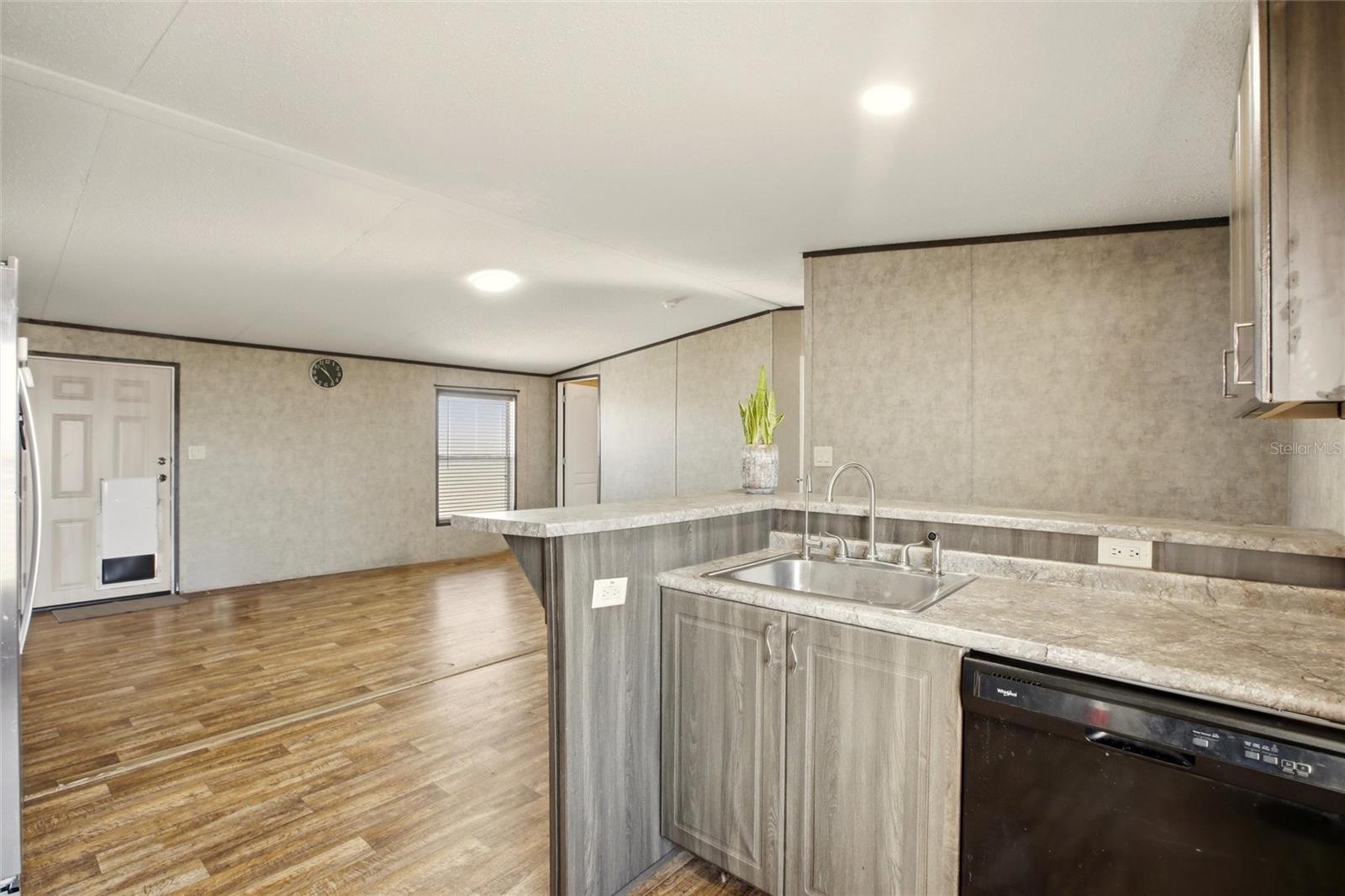 Image 14 of 44 For 1885 Far Pointe Drive