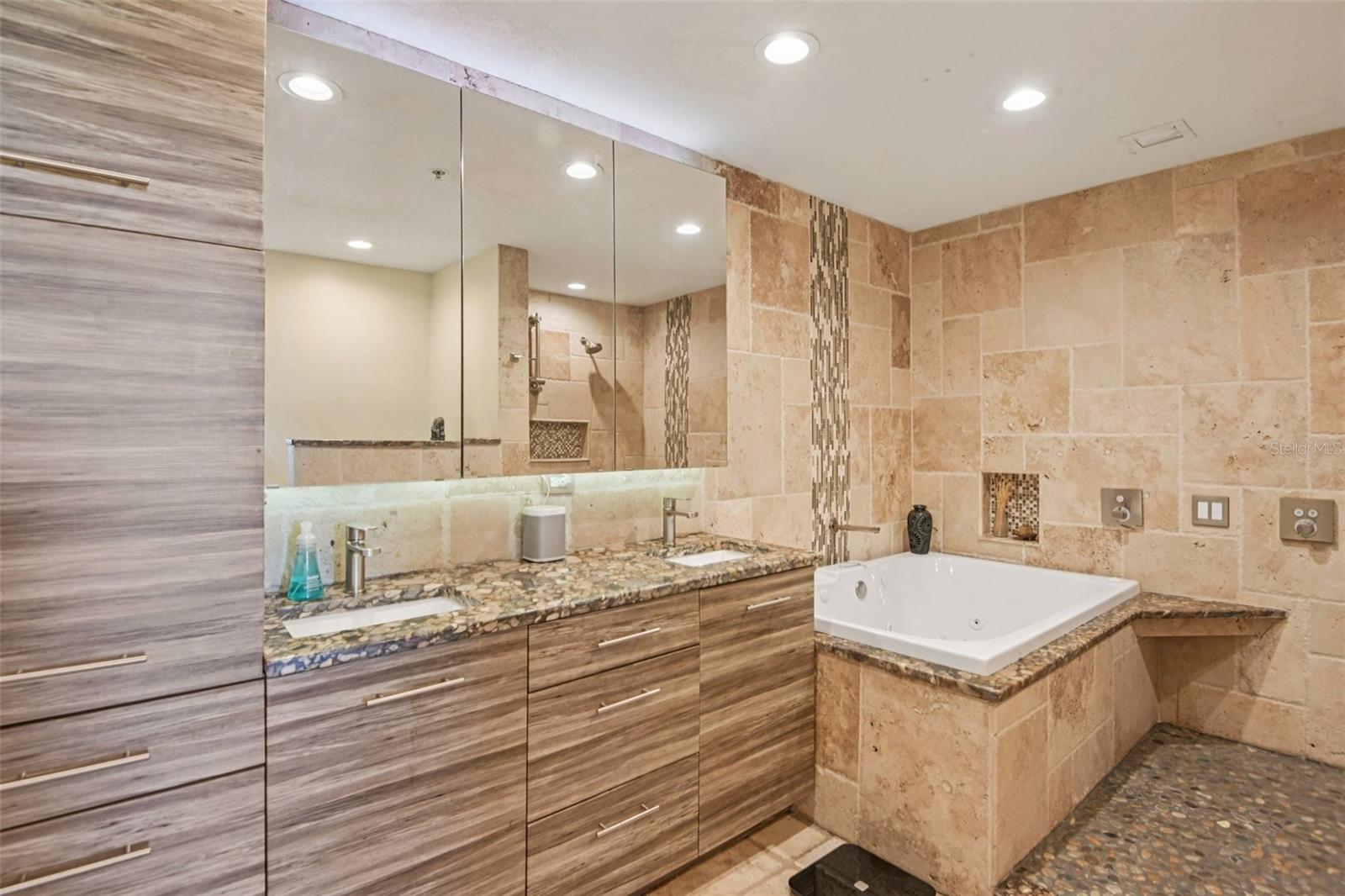 Image 12 of 44 For 226 5th Avenue N 801