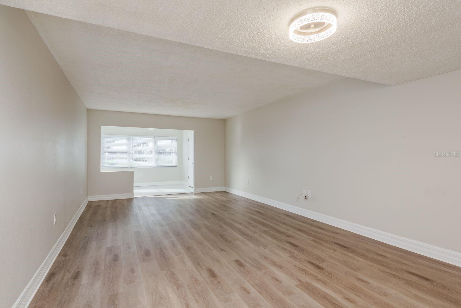 Image 11 of 41 For 8 Glencoe Place 104