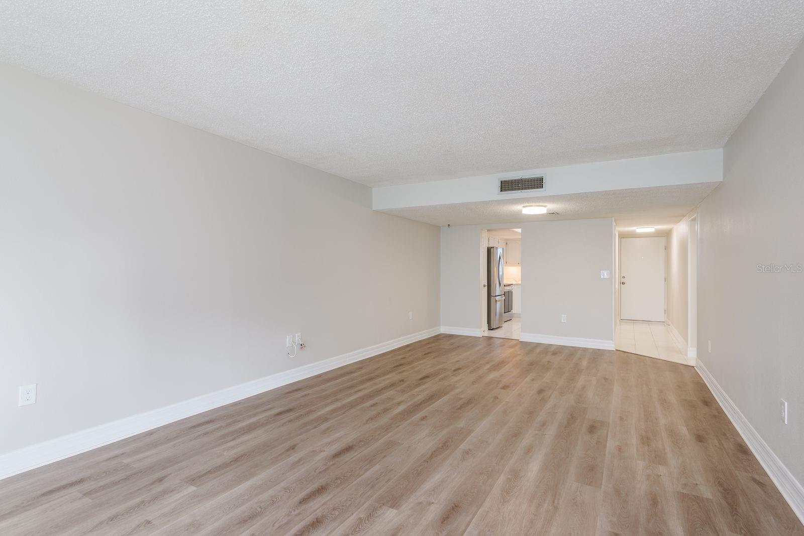 Image 14 of 41 For 8 Glencoe Place 104