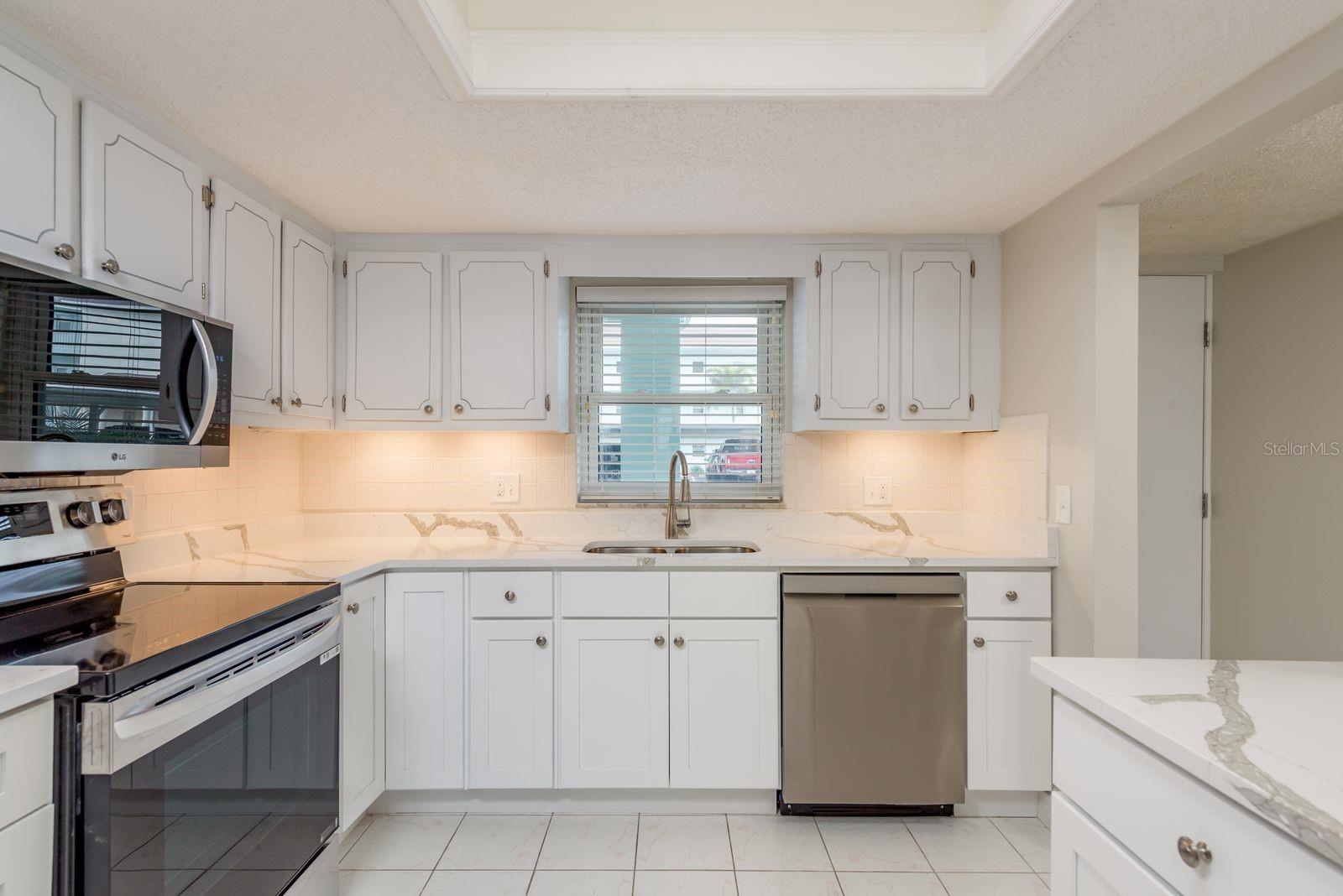 Image 17 of 41 For 8 Glencoe Place 104