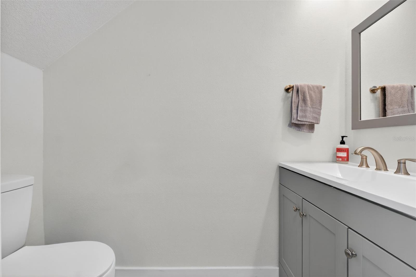 Image 20 of 47 For 218 Tampania Avenue