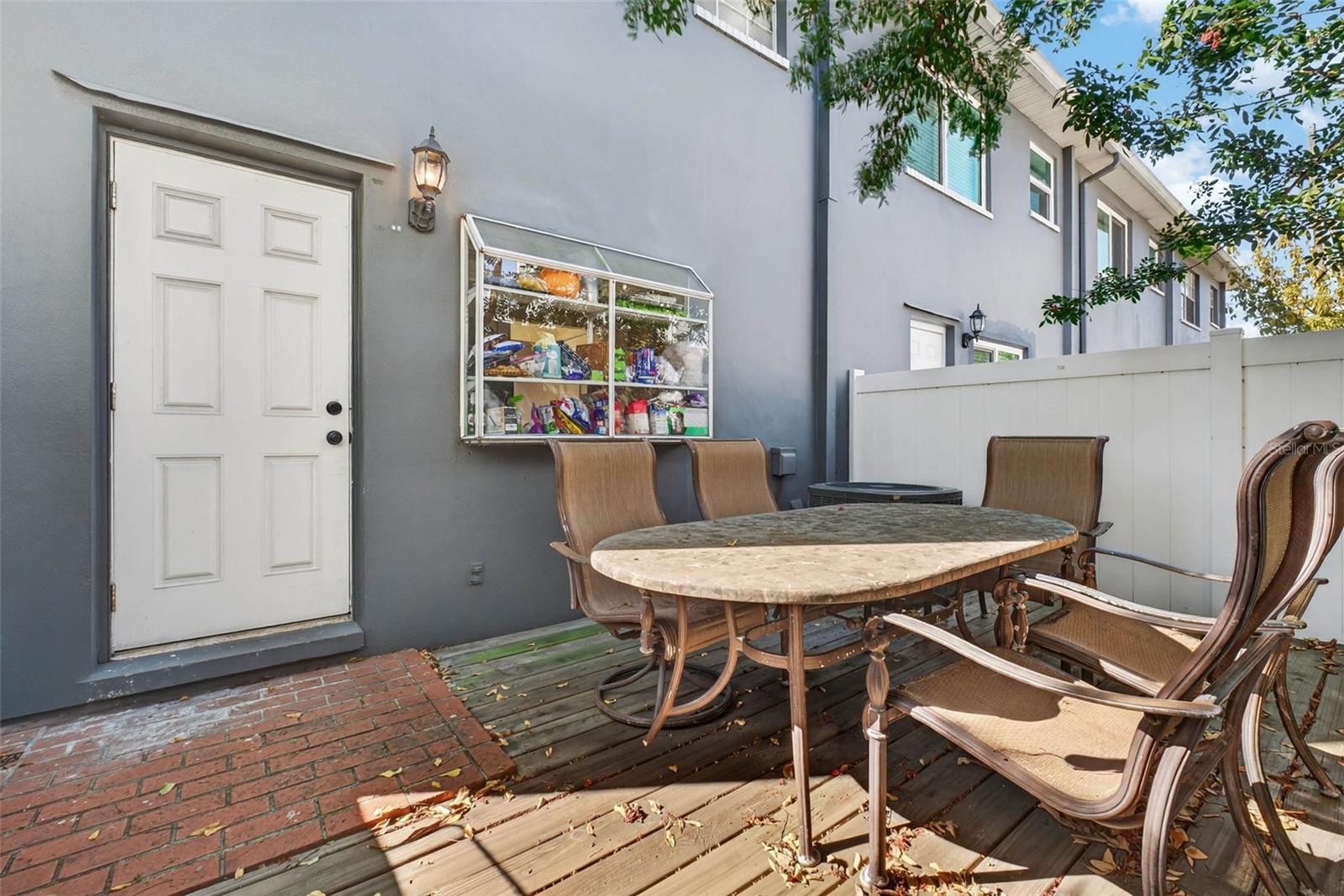 Image 29 of 47 For 218 Tampania Avenue