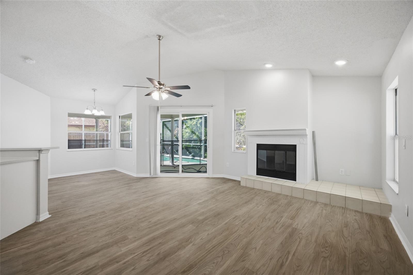 Image 10 of 33 For 812 Crestridge Drive