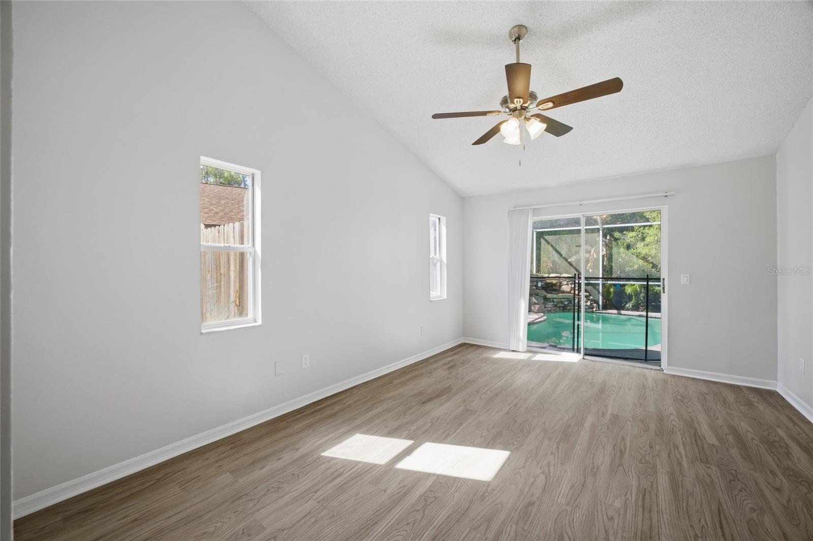 Image 13 of 33 For 812 Crestridge Drive