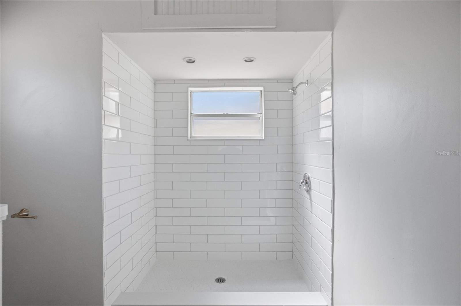 Image 18 of 33 For 812 Crestridge Drive