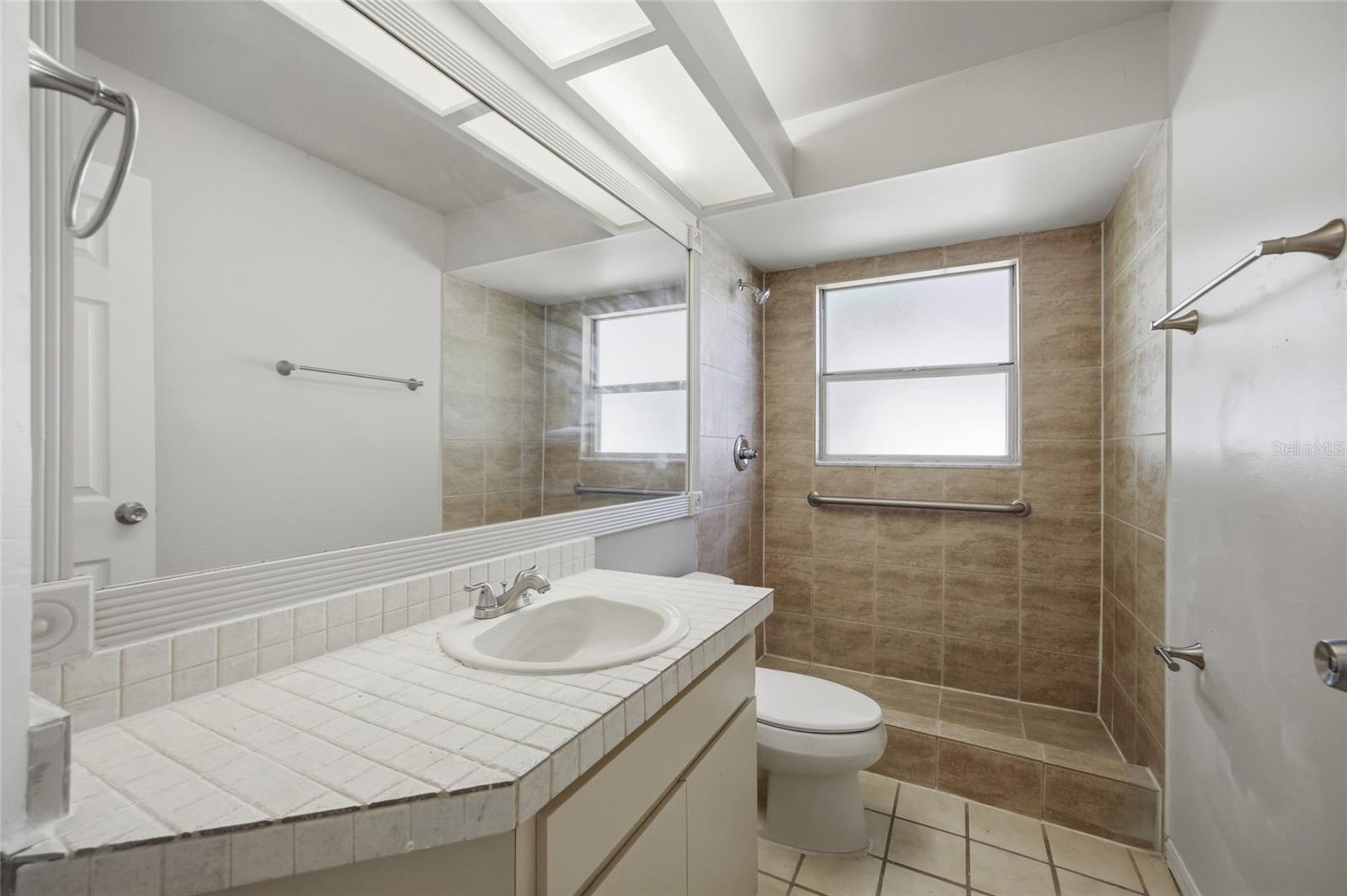 Image 21 of 33 For 812 Crestridge Drive