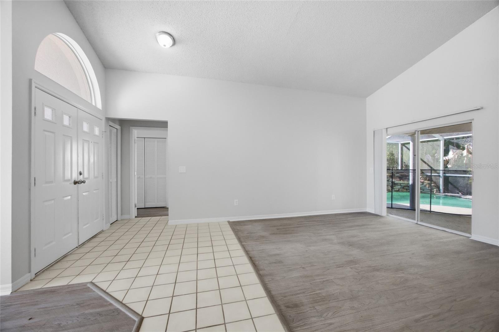 Image 4 of 33 For 812 Crestridge Drive