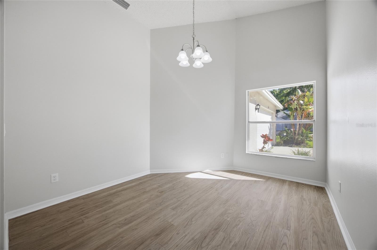 Image 6 of 33 For 812 Crestridge Drive