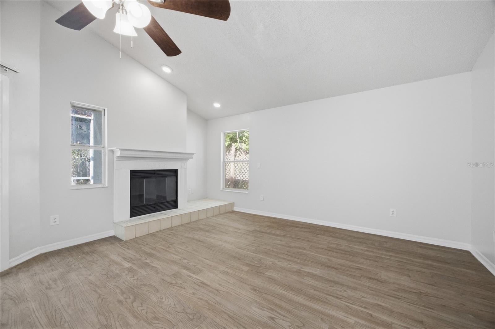 Image 9 of 33 For 812 Crestridge Drive