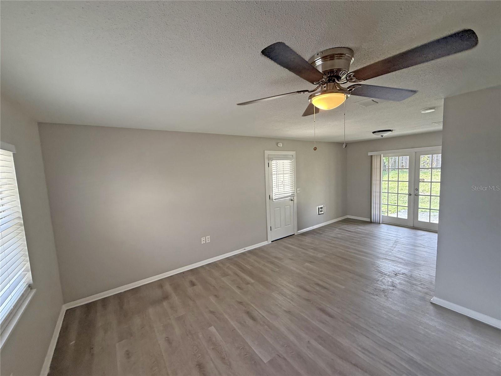 Image 4 of 14 For 652 Candyce Avenue