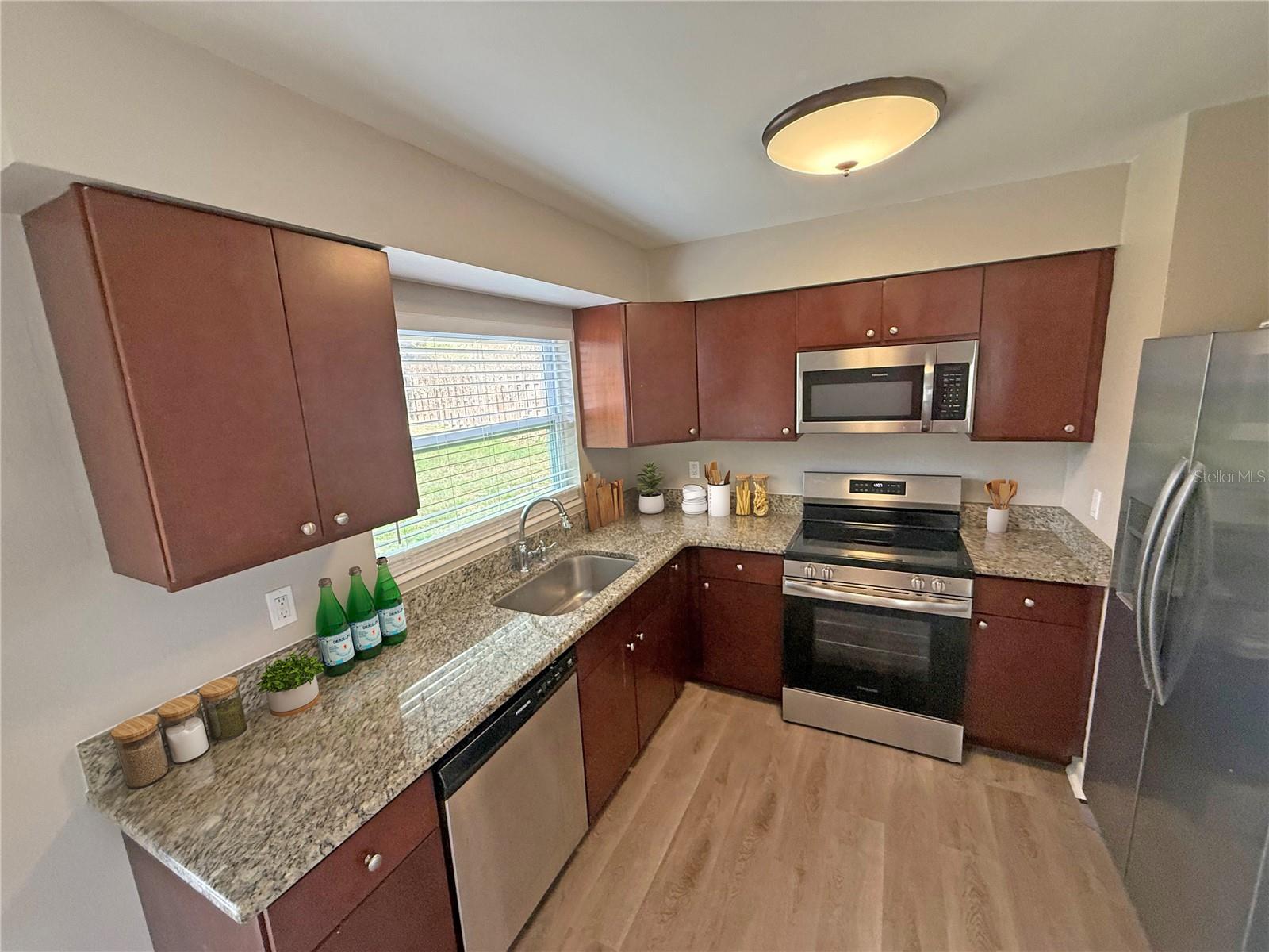 Image 5 of 14 For 652 Candyce Avenue