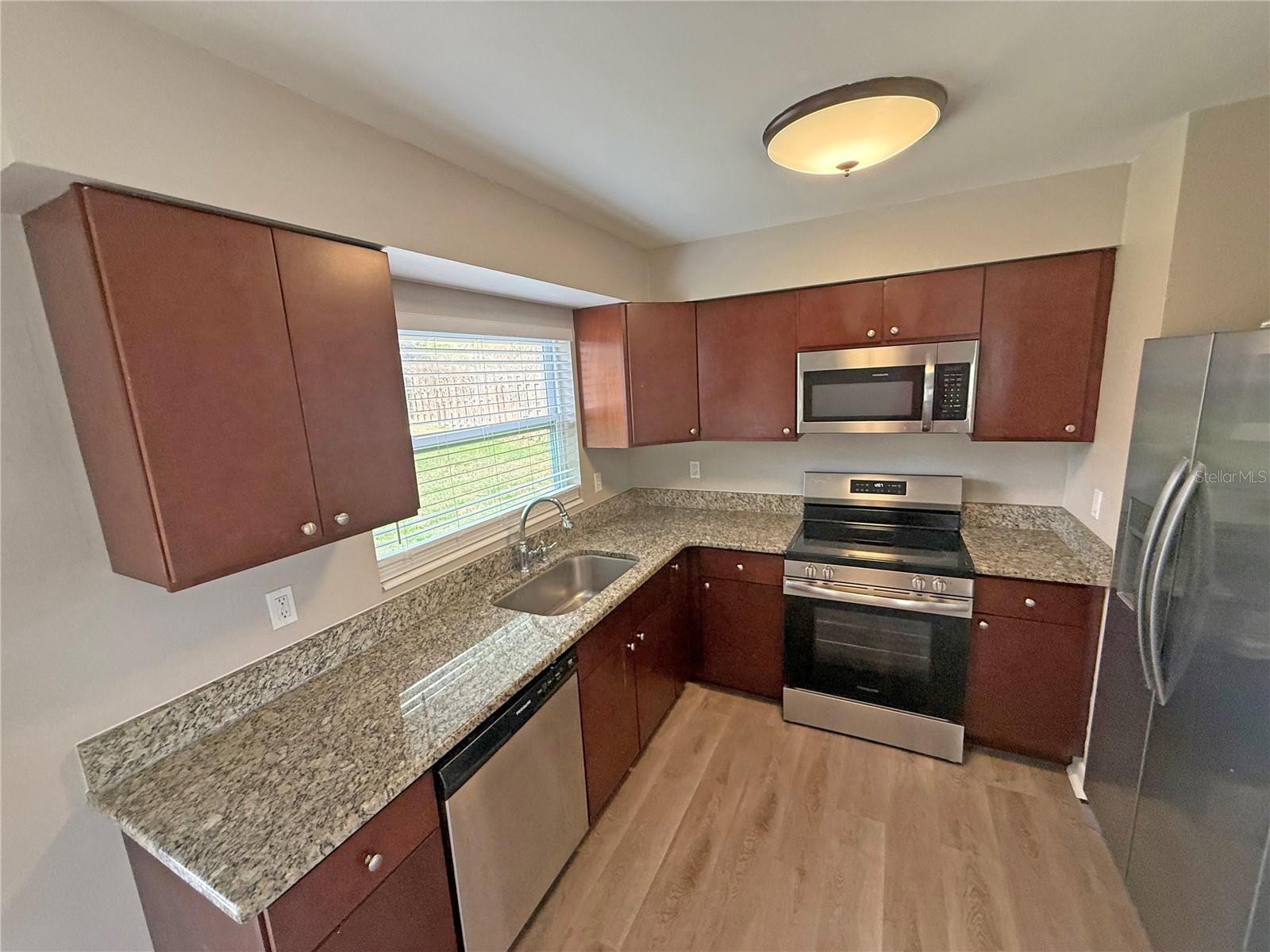 Image 6 of 14 For 652 Candyce Avenue