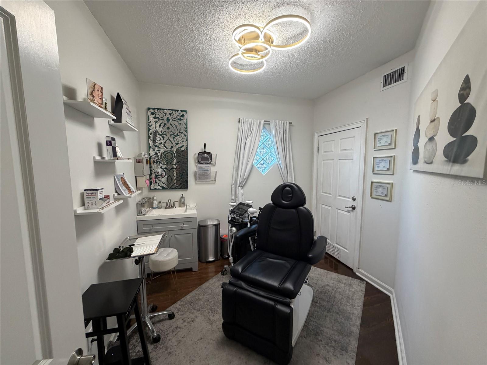 Image 16 of 22 For 2001 Kennedy Boulevard