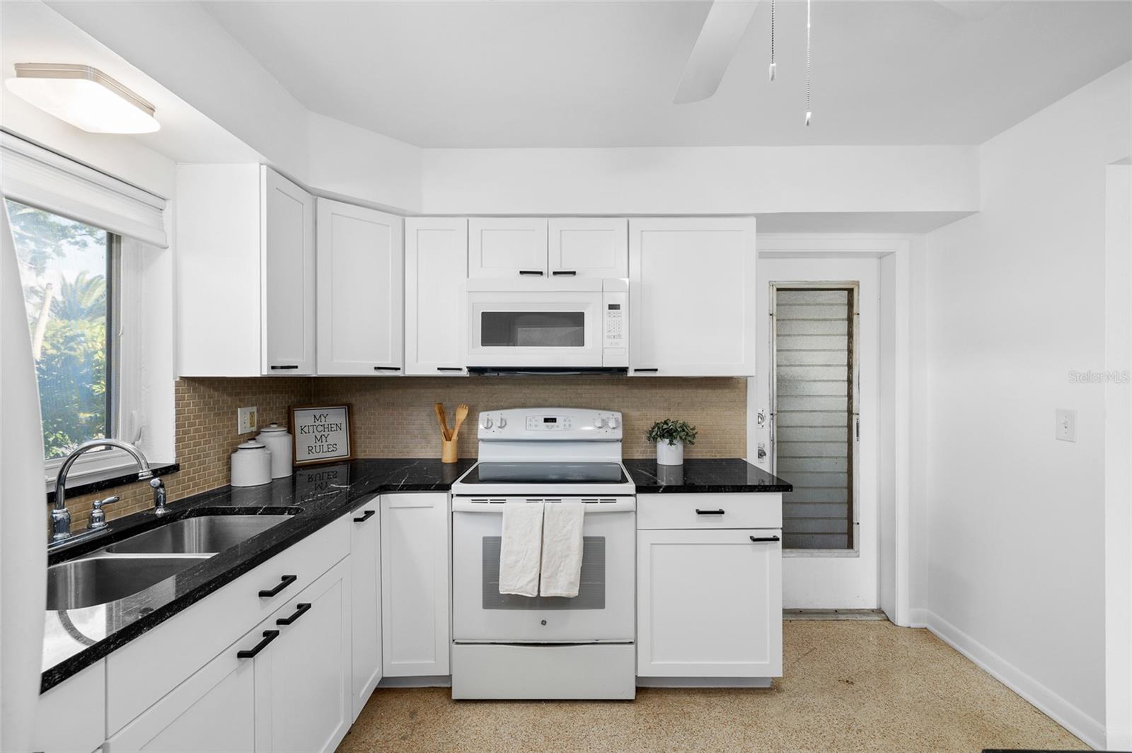 Image 12 of 48 For 1048 Charles Street