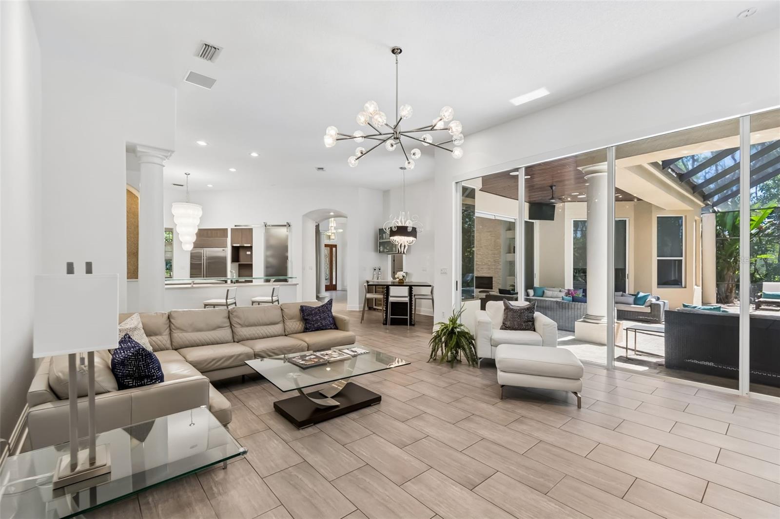 Listing photo id 15 for 17008 Madres De Avila