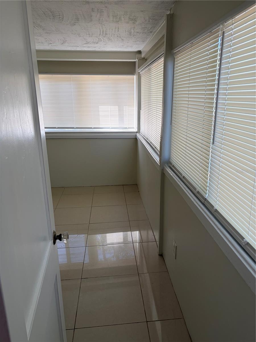 Listing photo id 8 for 3844 Burlington Avenue N