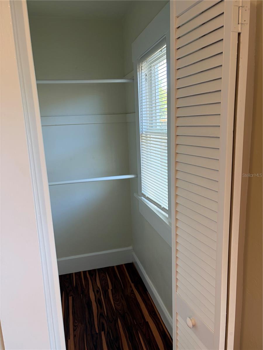 Listing photo id 10 for 3844 Burlington Avenue N