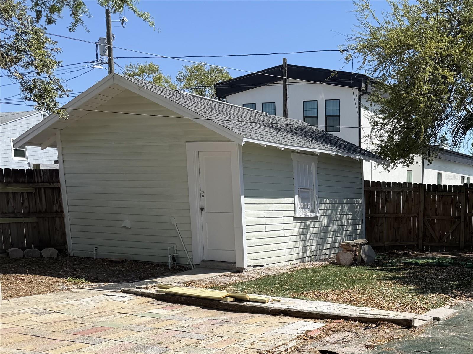 Listing photo id 11 for 3844 Burlington Avenue N