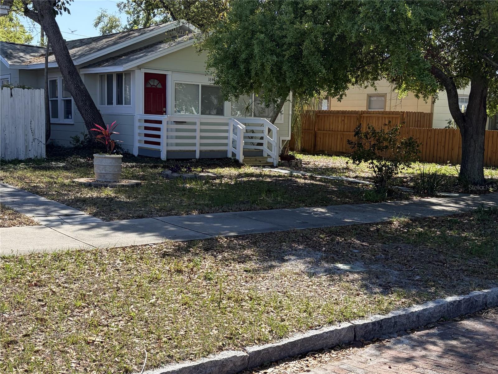 Listing photo id 13 for 3844 Burlington Avenue N