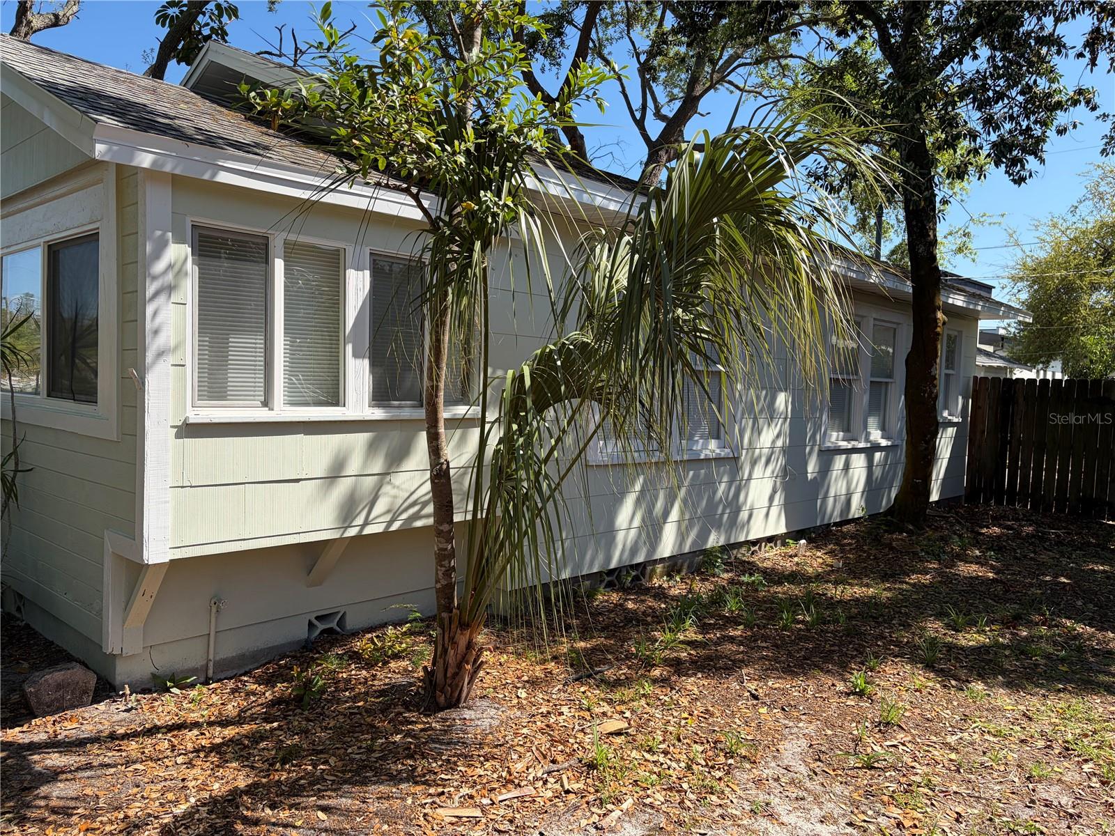 Listing photo id 14 for 3844 Burlington Avenue N