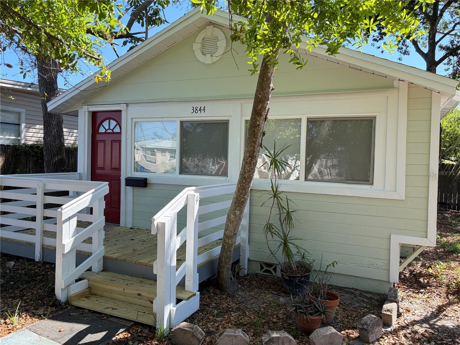 Listing photo id 16 for 3844 Burlington Avenue N