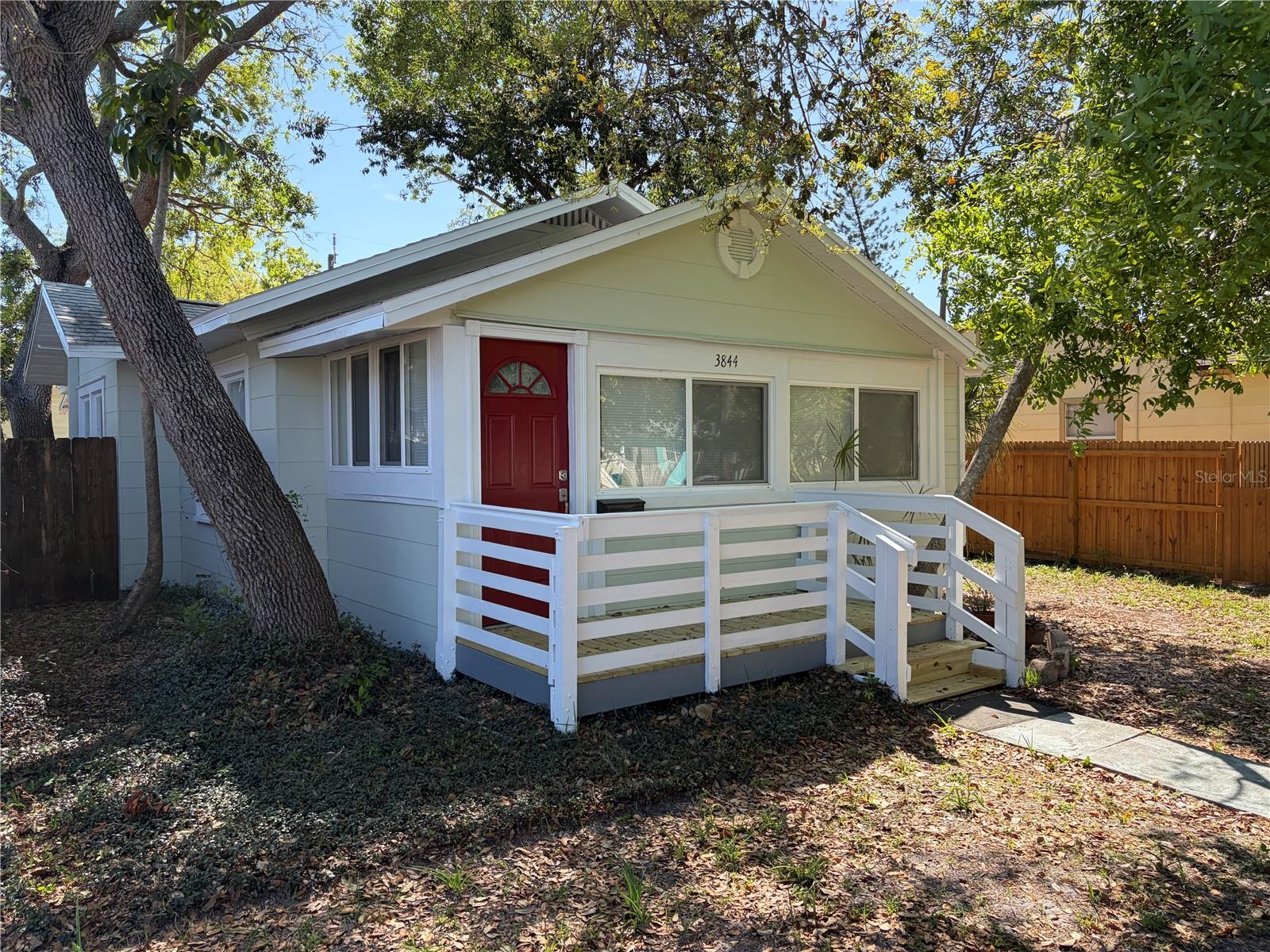 Listing photo id 0 for 3844 Burlington Avenue N