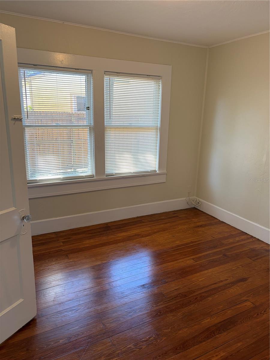 Listing photo id 2 for 3844 Burlington Avenue N