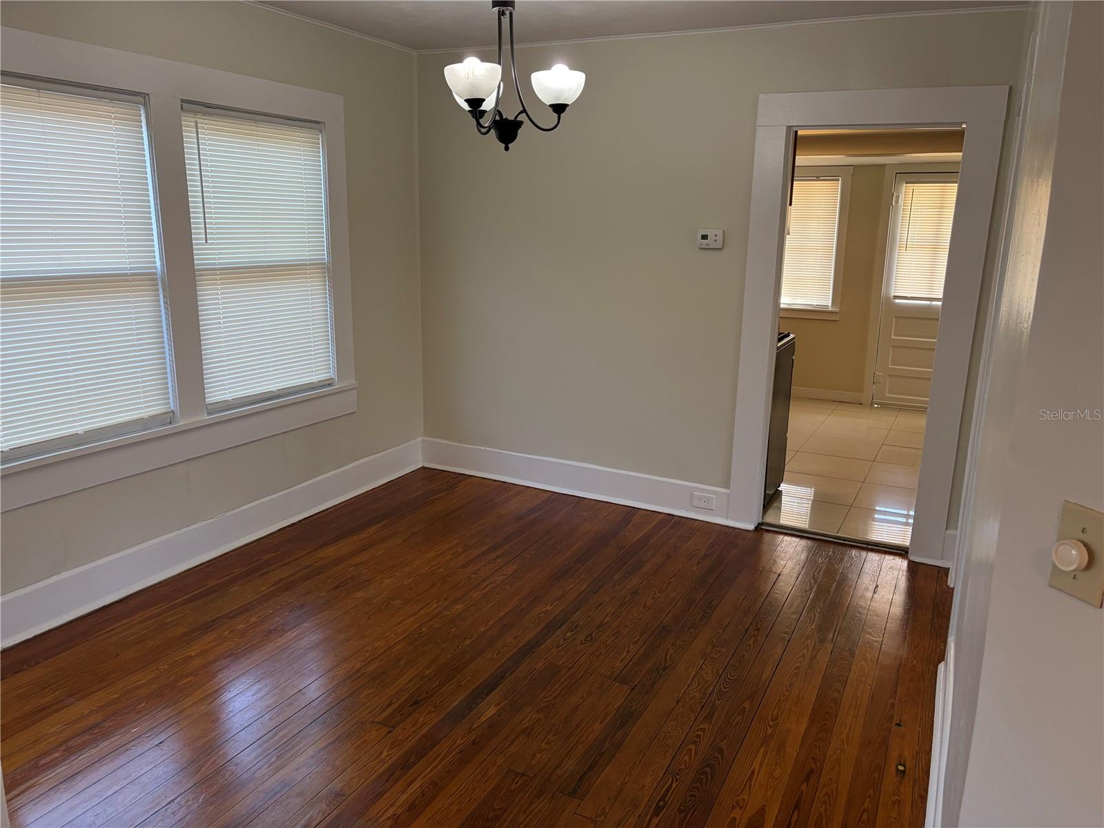 Listing photo id 3 for 3844 Burlington Avenue N