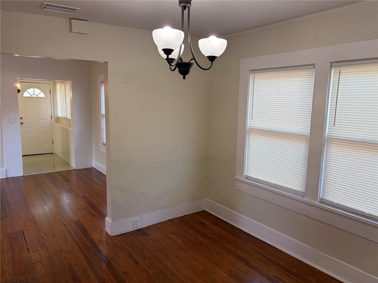 Listing photo id 7 for 3844 Burlington Avenue N