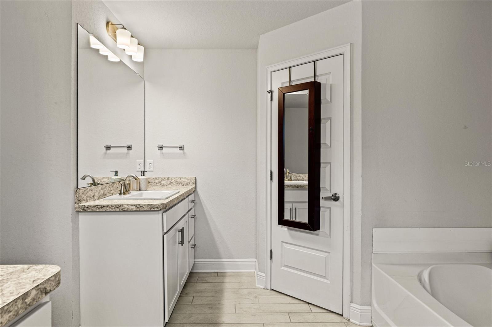 Image 26 of 46 For 15250 Barron Court