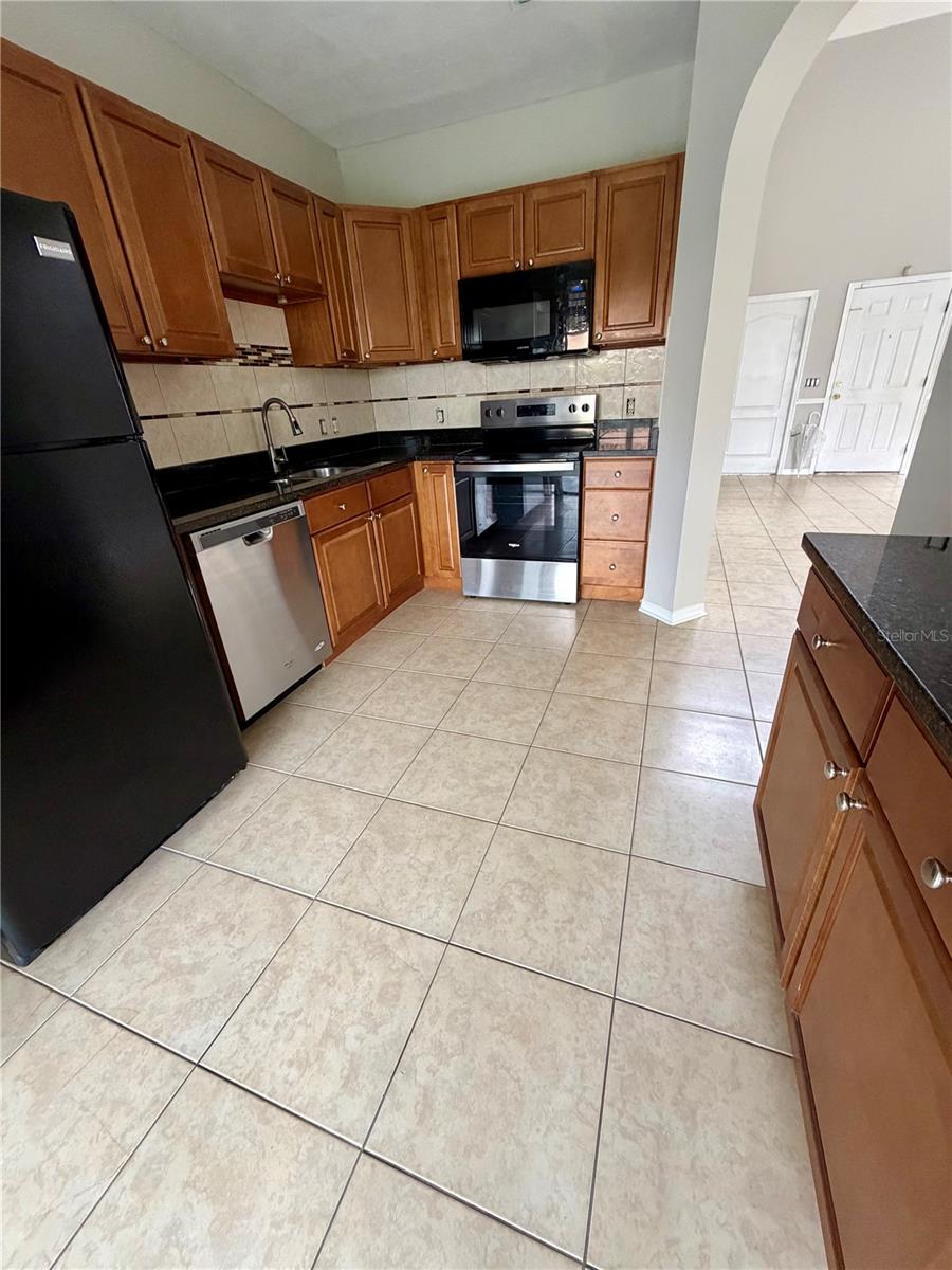 Listing photo id 5 for 18122 Lembrecht Way