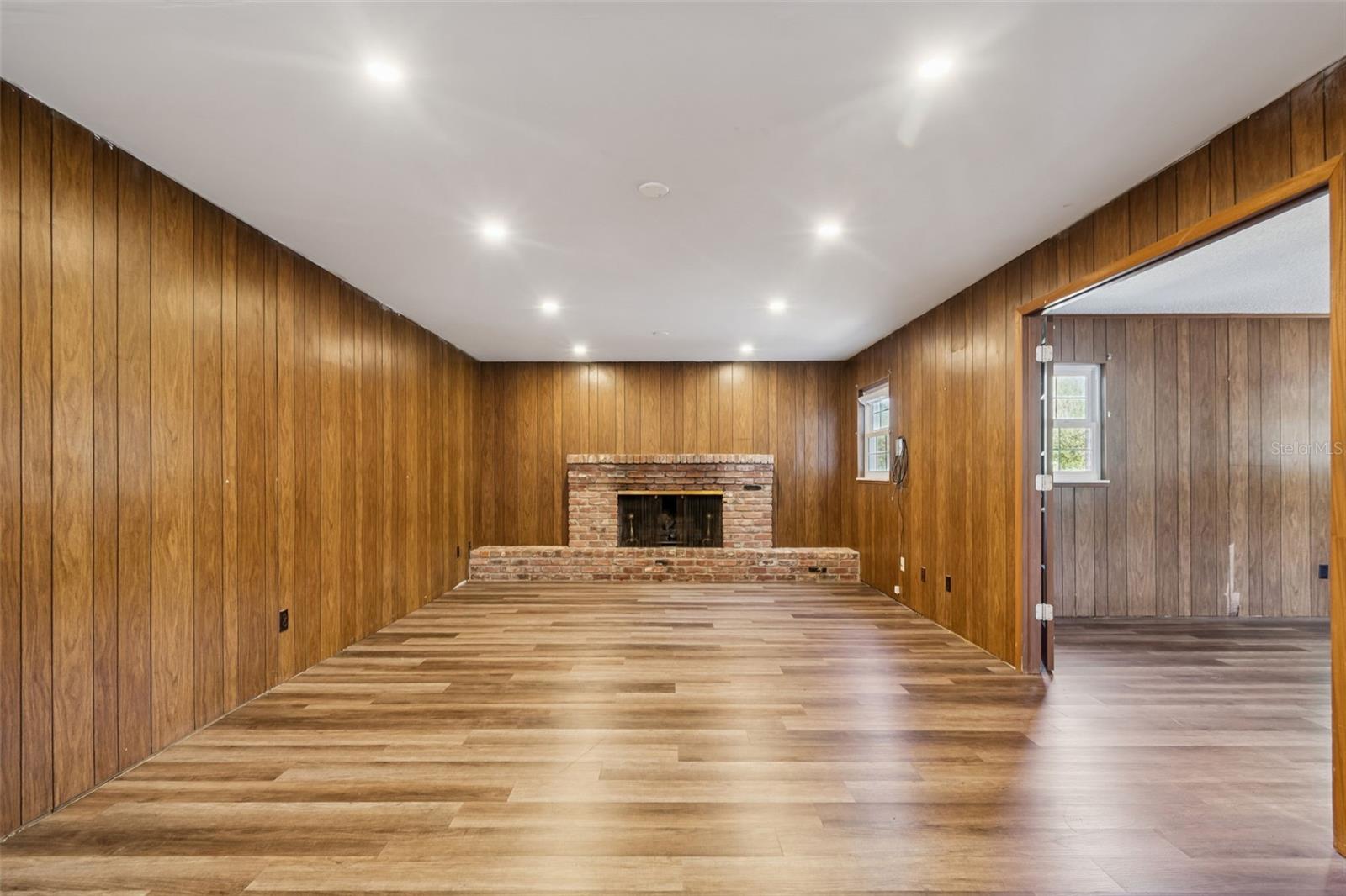 Image 33 of 89 For 2027 Park Street N