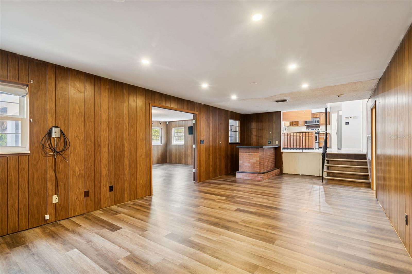 Image 36 of 89 For 2027 Park Street N