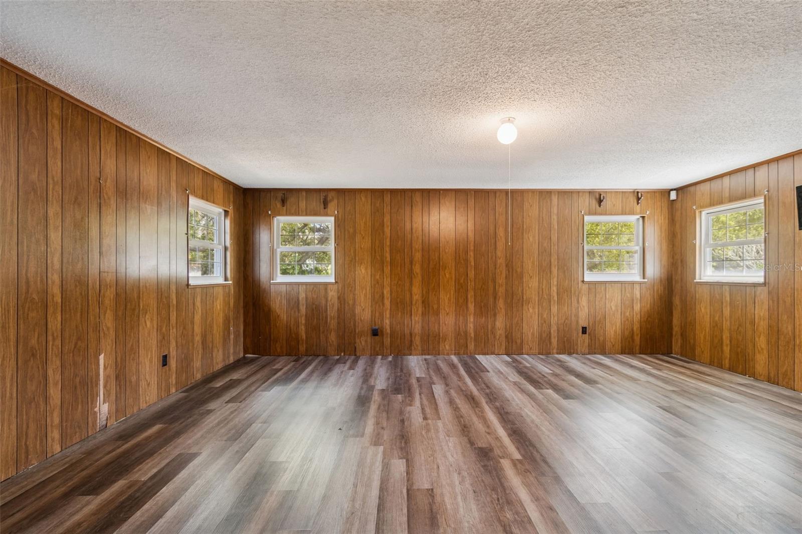 Image 39 of 89 For 2027 Park Street N