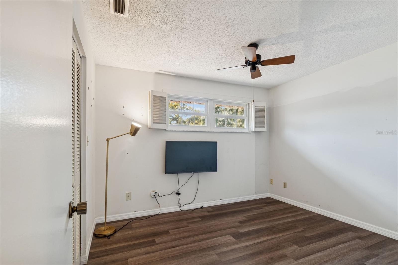 Image 57 of 89 For 2027 Park Street N