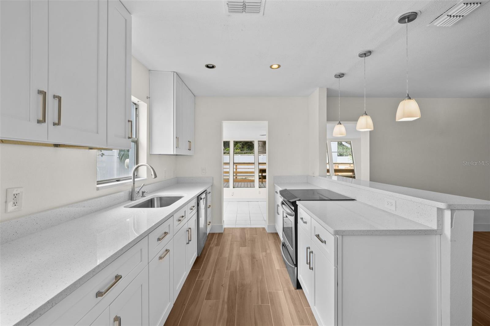 Listing photo id 8 for 318 Como Street